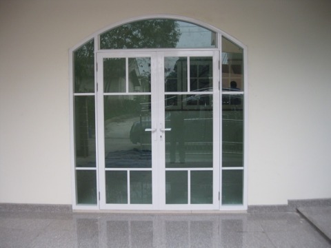 ประตูบานเปิดคู่พร้อมช่องแสง 