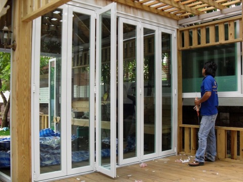 ติดตั้งกระจกบานเฟี้ยม