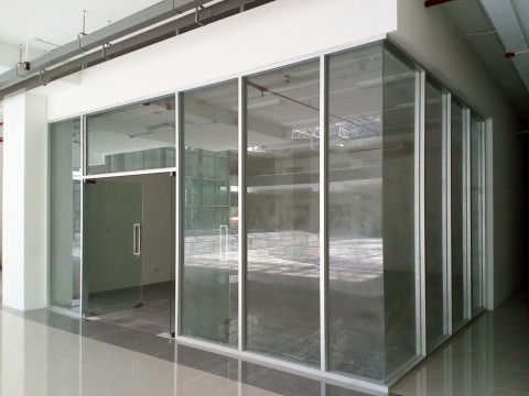 ประตูกระจกโชว์รูมร้านค้า